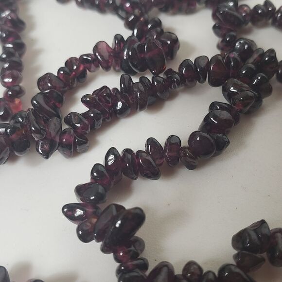 VINTAGE Tumbled Almandine Garnet Chips Beaded Necklace - Picture 6 of 6